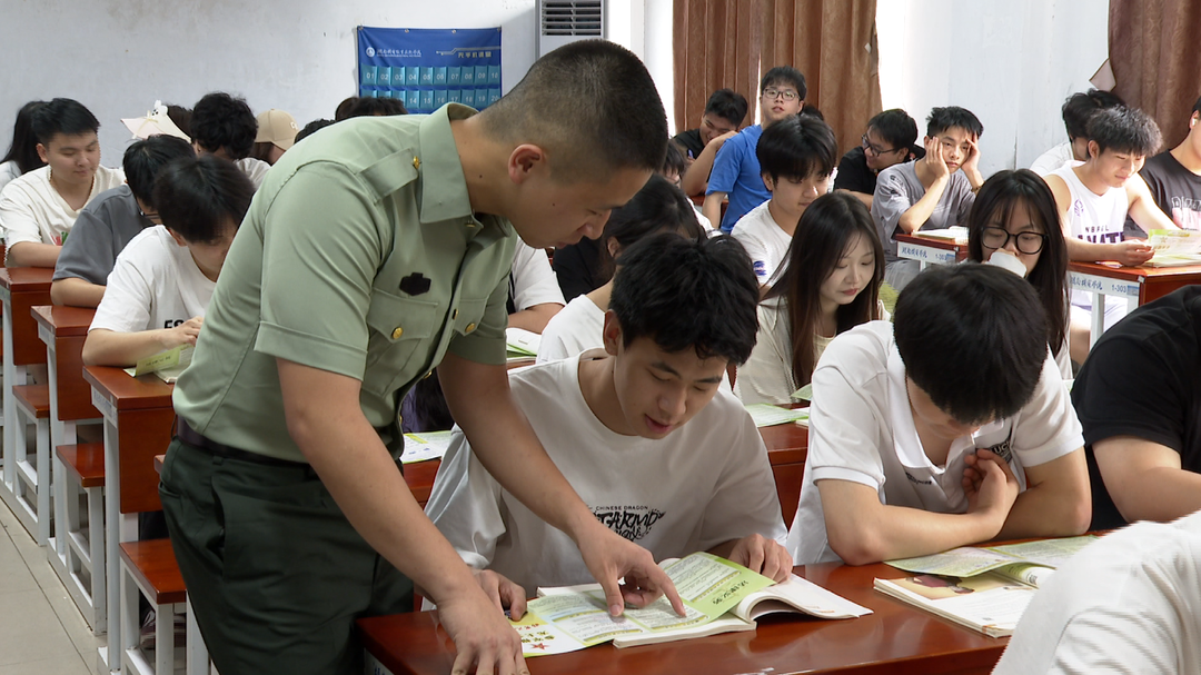 正青春 当兵去 | 退役复学学长化身“征兵宣讲员”上课